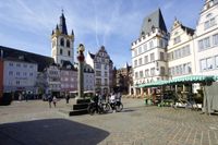 Marktplatz Trier Radfahrer web