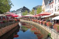 Saarburg mit Brücken über einen Bach und Restaurants