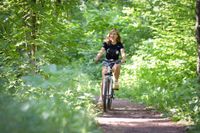 Frau im Wald beim Radfahren